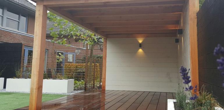 Strakke tuin met veranda en hard houten vlonder