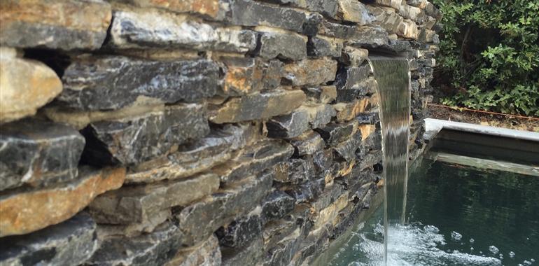 Cascade waterval in gemetselde muur