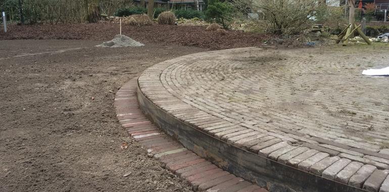 Rond terras met oude klinkers